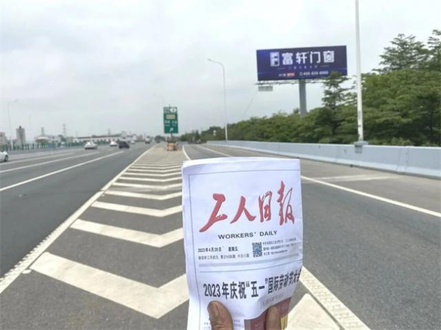 富轩全屋门窗再度投入高炮广告开启霸屏模式，加大 品牌曝光，促进发展新提速！